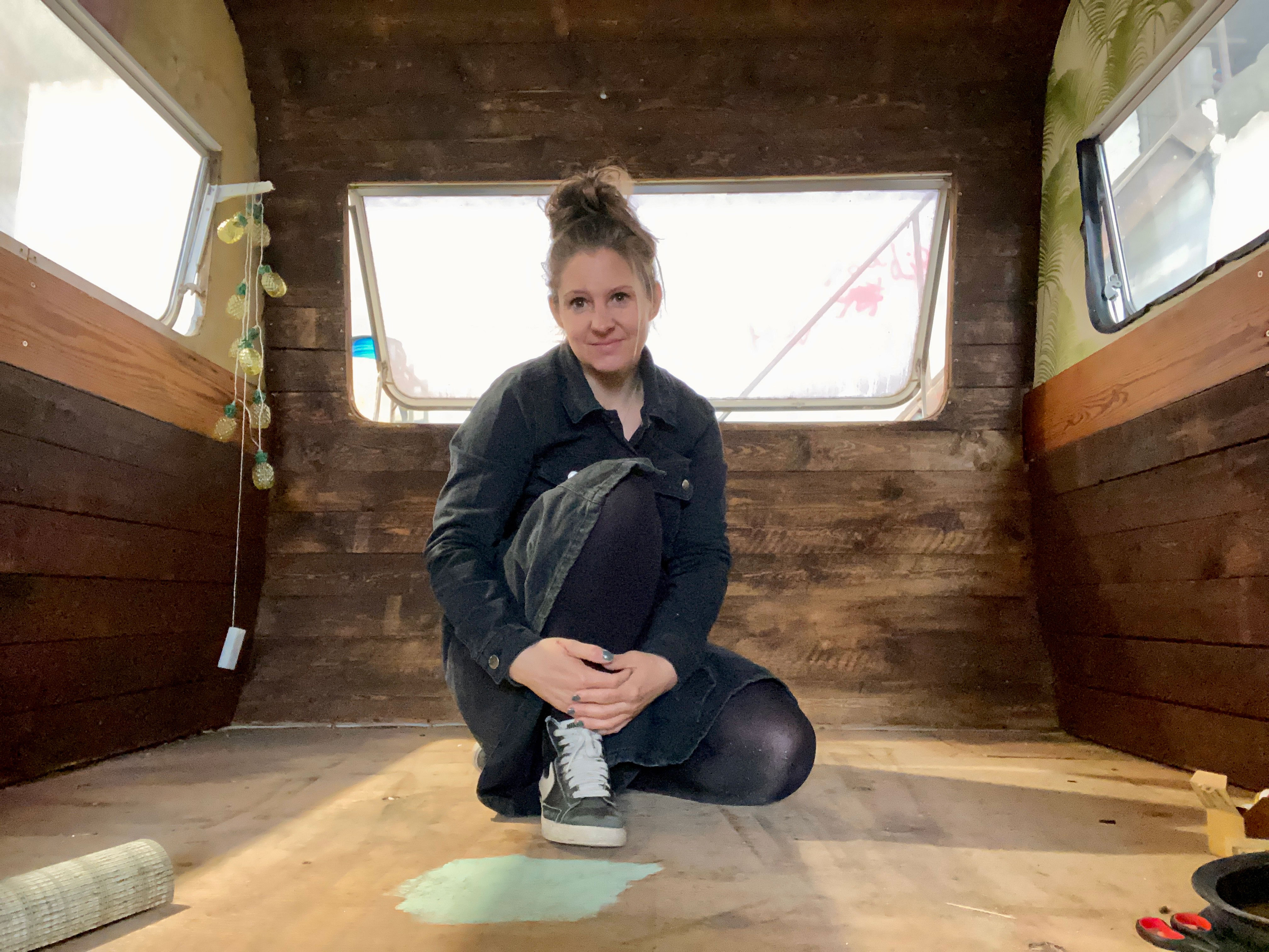 Her tester Carina farveprøve til gulvet af.