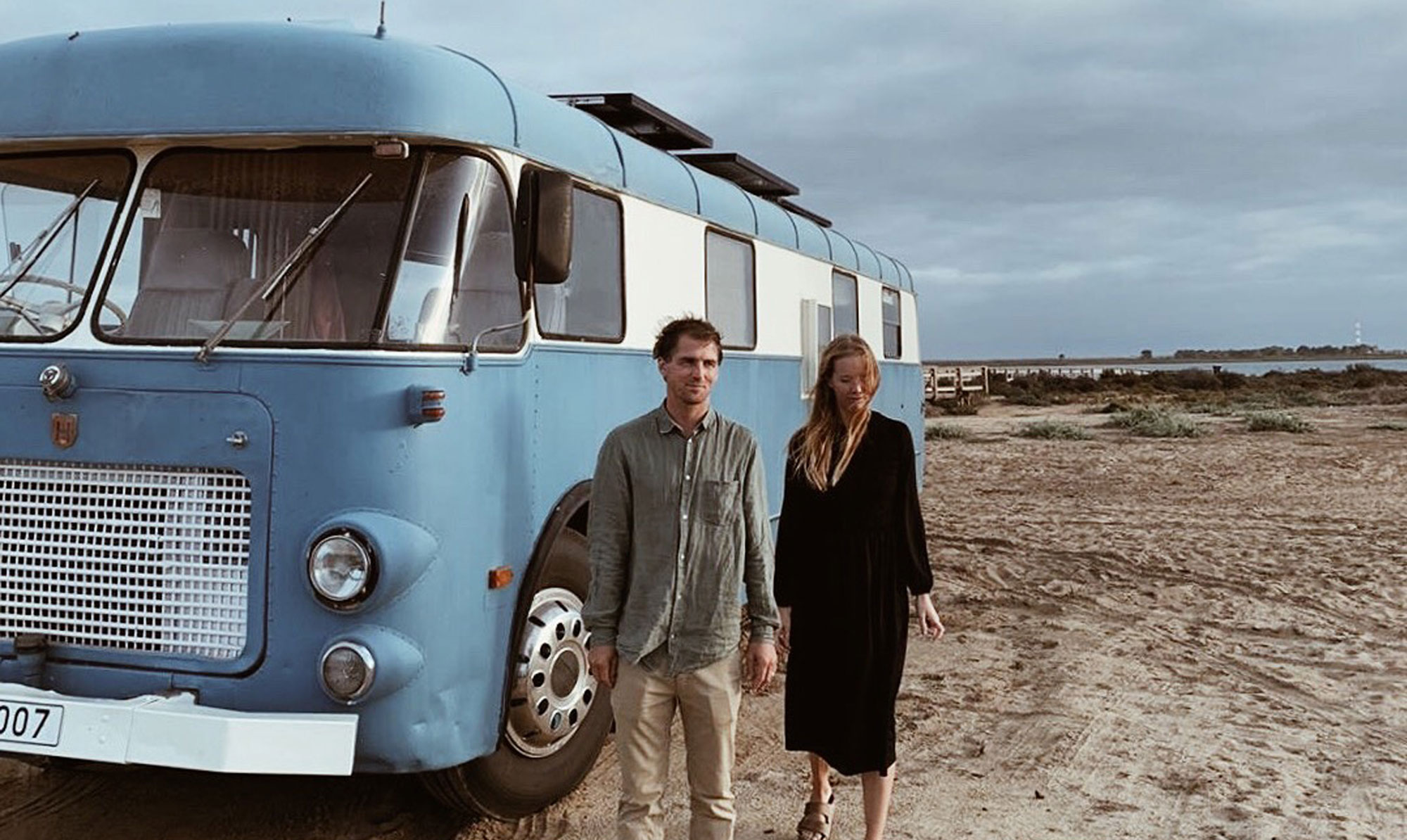 Josefine og Emil foran deres ombyggede veteranbus. Josefine Ekstrand veteranbus