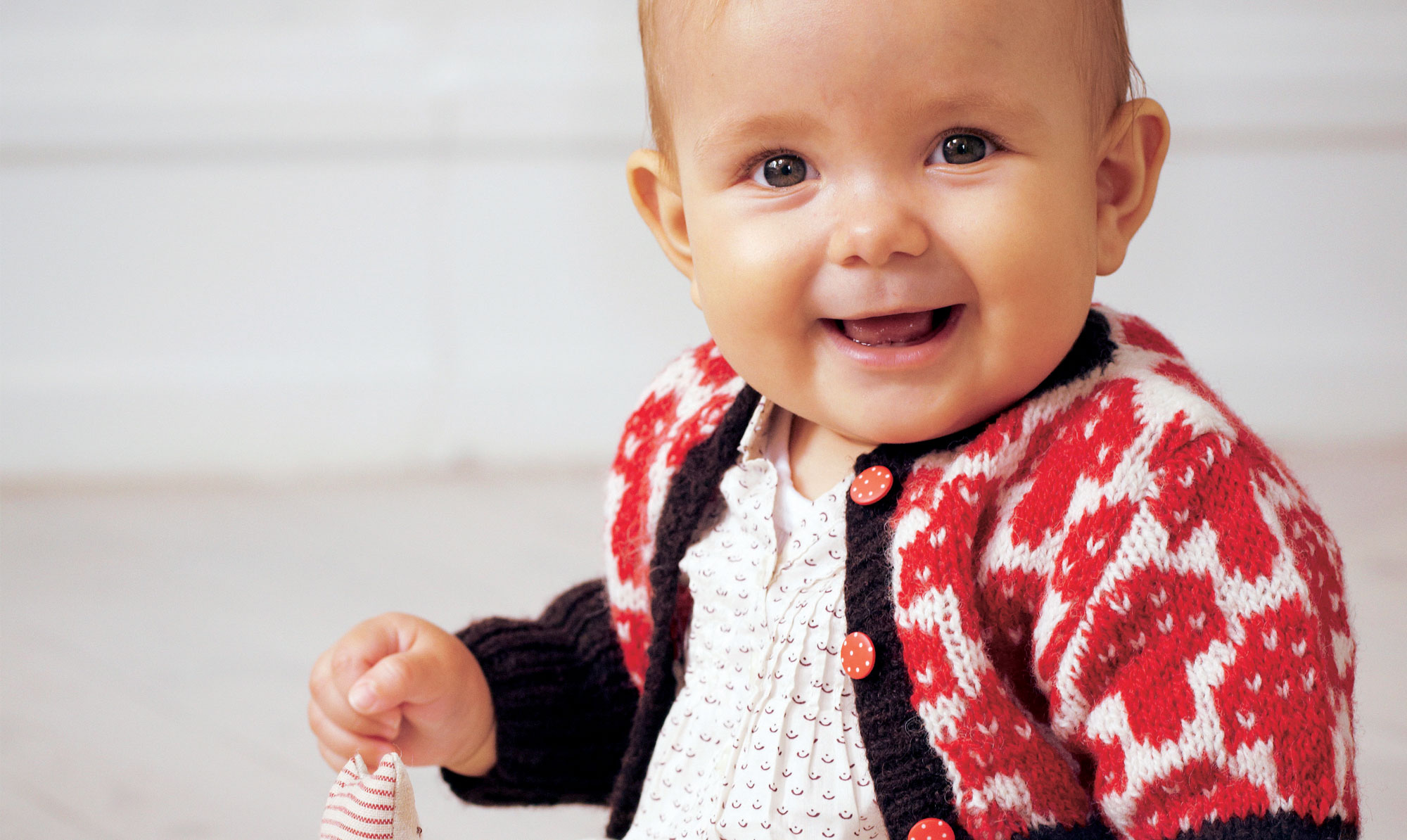 Strik en fin babytrøje med paddehatte fra Hendes Verden