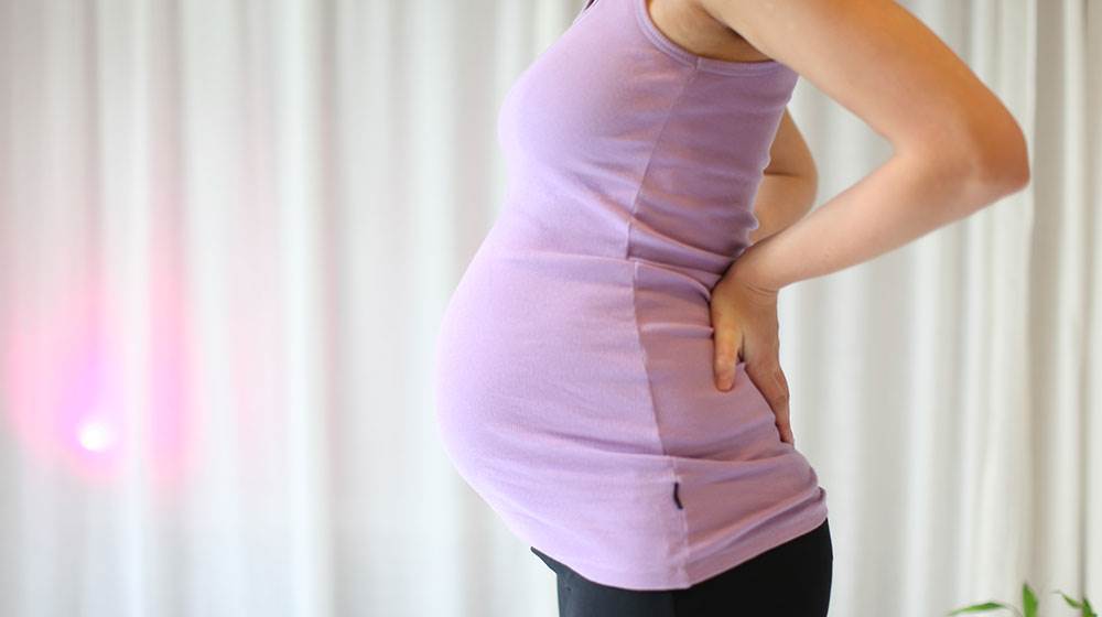 Som gravid oplever du måske smerter i både baller, bækken, lænd og ryg. Den bedste lindring er motion, hyppigt skiftende arbejdsstillinger og hvile. Foto Nimastock Derfor har du blodtud, kvalme og hård mave