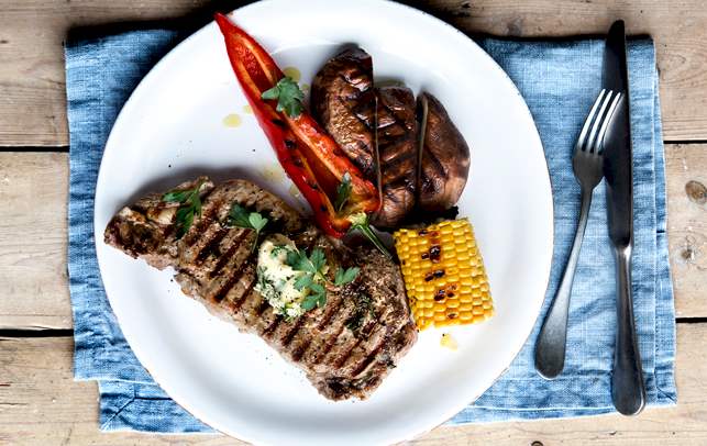 Steak med krydderurtesmør og grillede grøntsager Steak med krydderurtesmør og grillede grøntsager