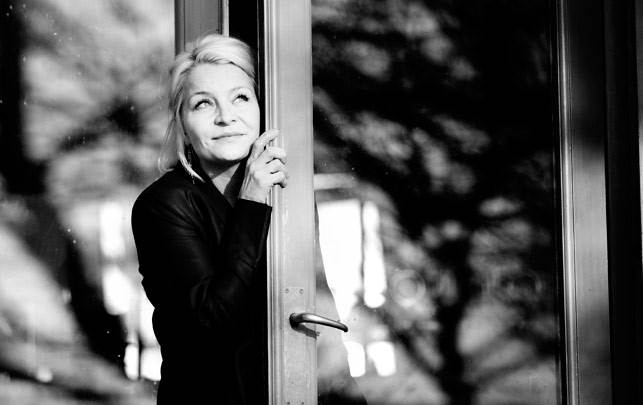Tv-vært Signe Lindkvist om at være anderledes og have en helt speciel latter. Signe Lindkvist: "Nyd og dyrk, at du ikke er som alle andre"
