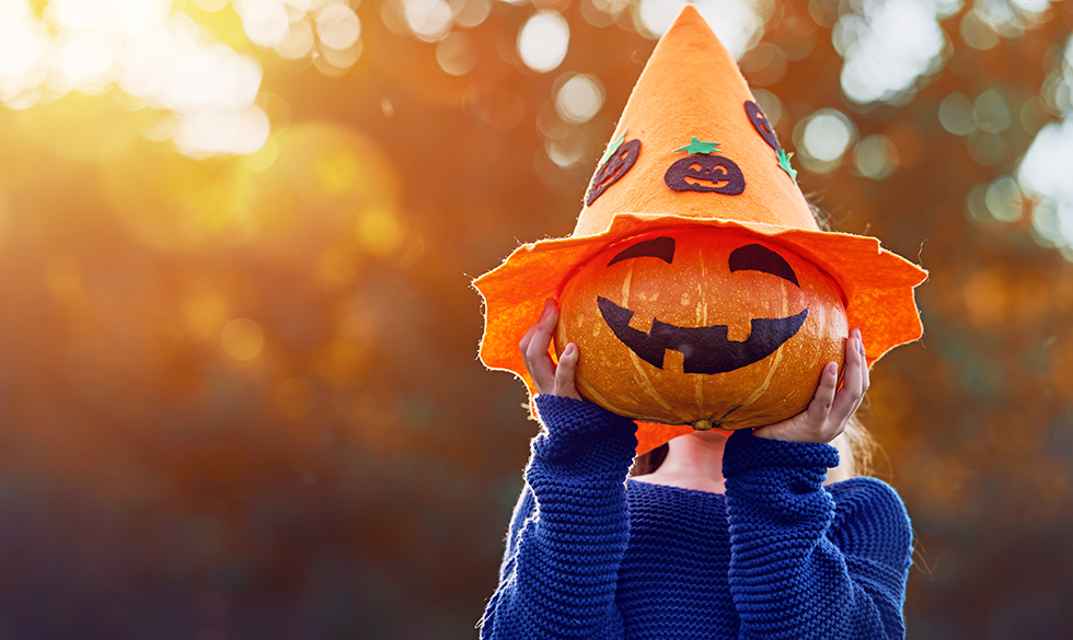 Lær at skære de fineste og mest uhyggelige Halloween græskar med fem simple råd og en masse inspirationbilleder. Halloween græskar og græskar udskæring