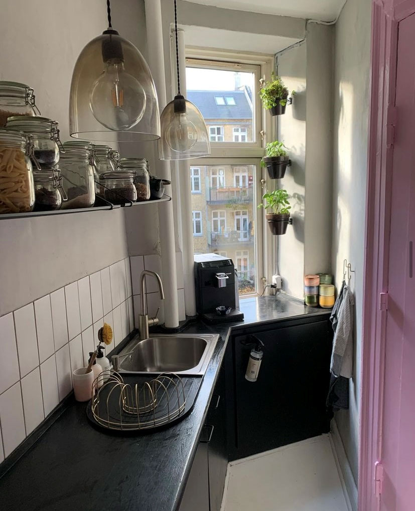 Olivia har beholdt de originale snedkermoduler fra det gamle køkken.