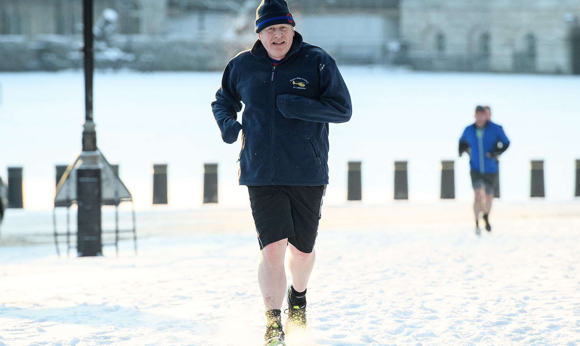 Englands premiereminister, Boris Johnson, tager sig en løbetur i London. Det bedste løbegear til det kolde vejr