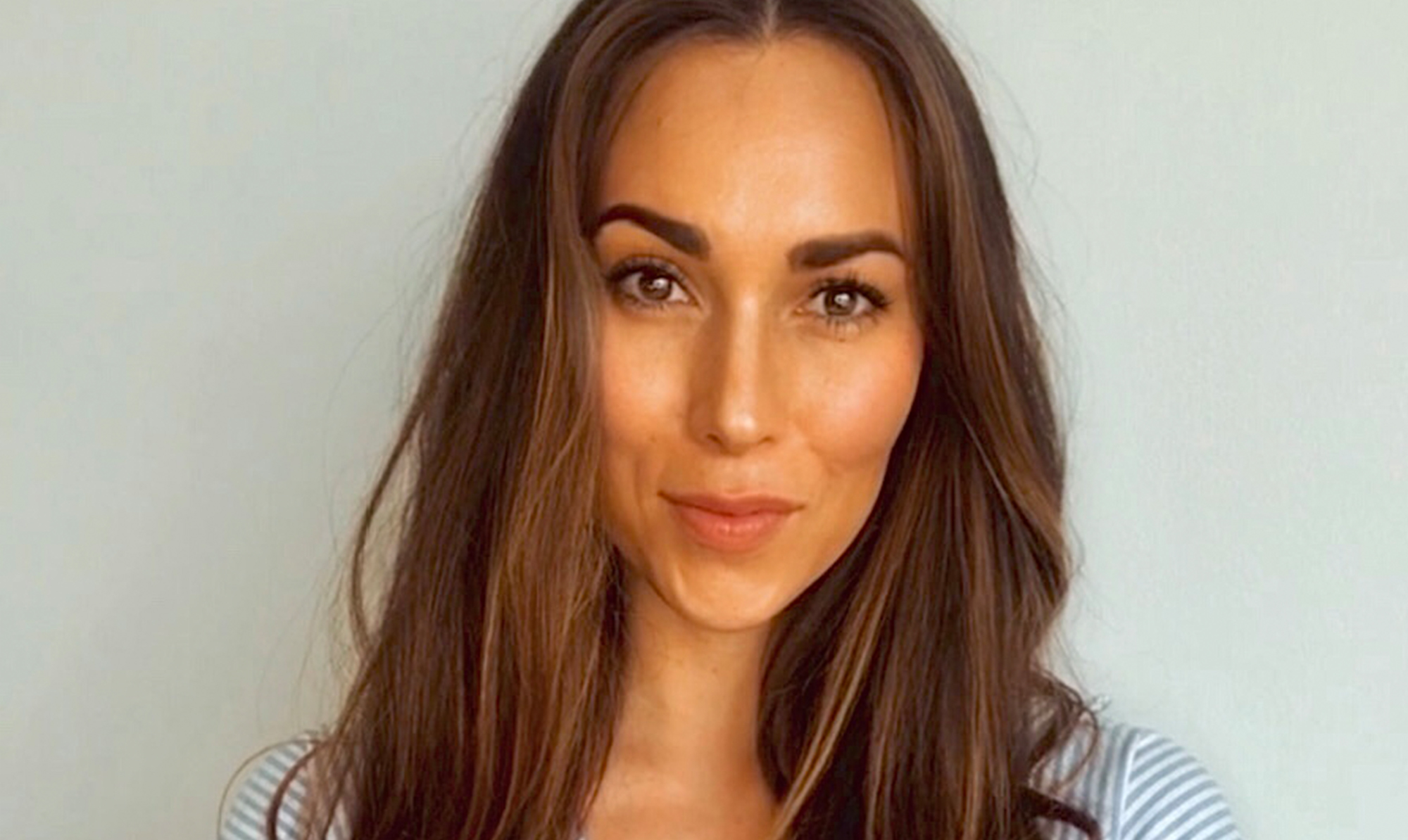 Frisør Daniella Dif opfordrer til, at vi lader køkkensaksen blive i skuffen – også selvom vi er træt af vores coronahår. frisør daniella dif