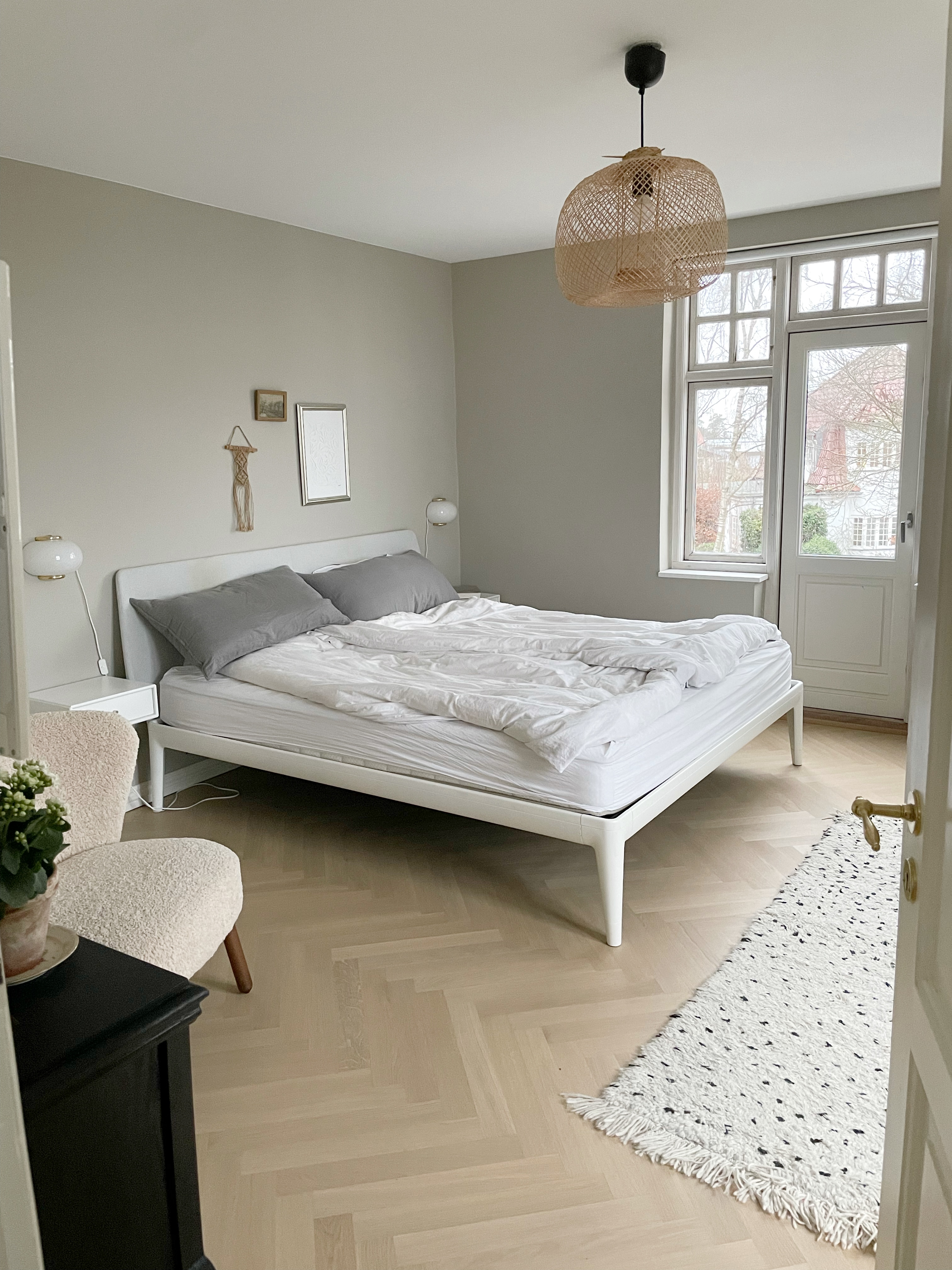 Sengen er fra Auping og er et af Anna og Mads' bedste køb. Stol fra Zara Home og tæppe fra By Fribert.
