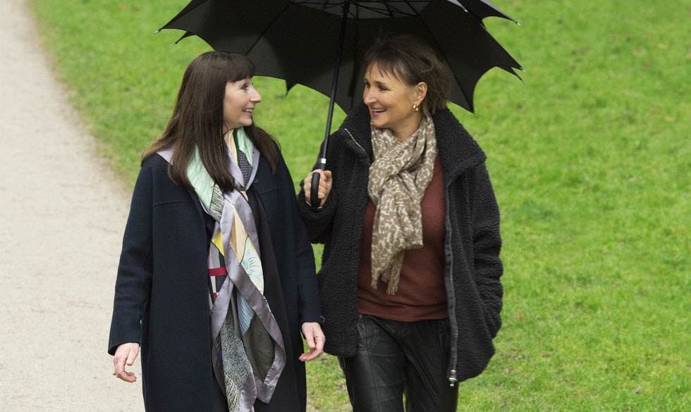 Anna Skyggebjerg og journalist Marie-Louise Truelsen på spadseretur i Grøndalsparken. Anna Skyggebjerg og Marie-Louise Truelsen