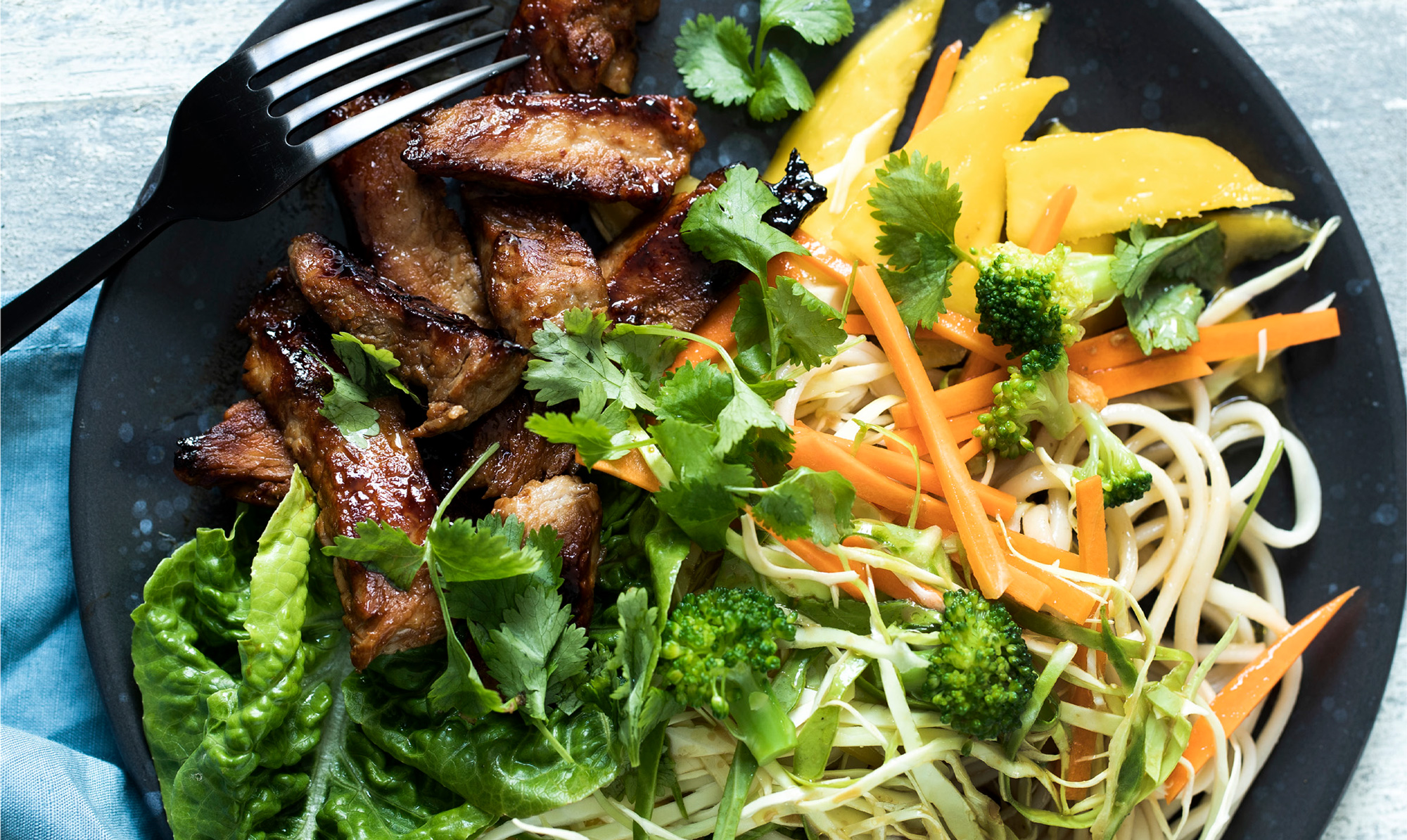Find opskriften her! Nudelsalat med teriyakistegt kød