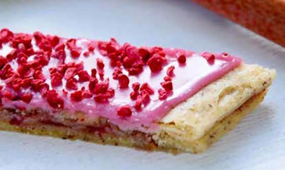 Skønne snitter med rabarbermarmelade - en værdig afløser til den klassiske hindbærsnitte. Rabarbersnitter