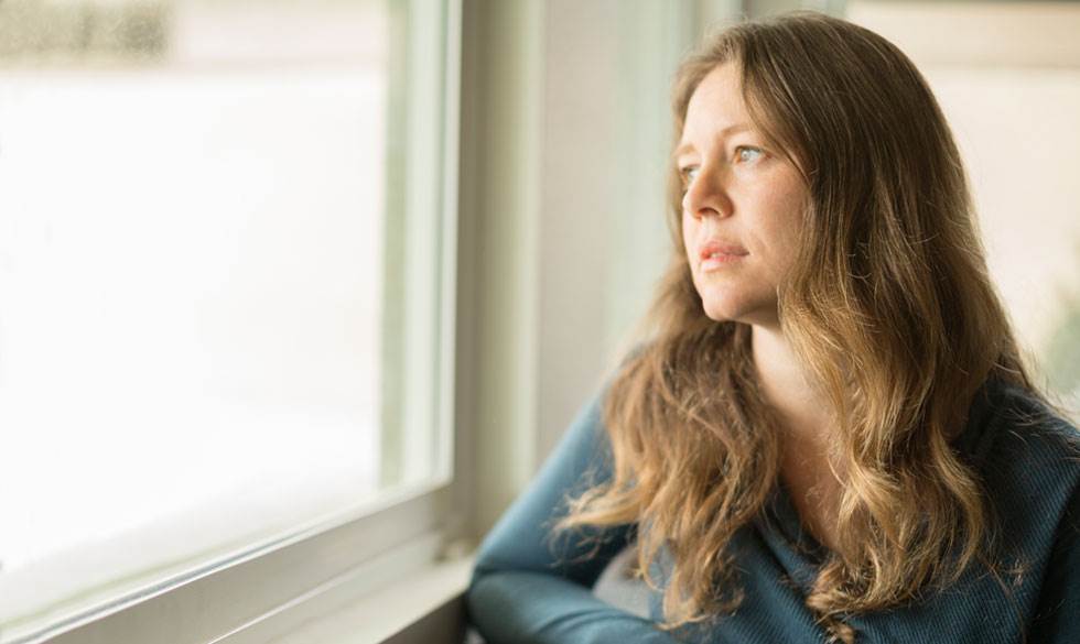 Er jeg en dårlig mor? Kvinde kigger ud af vinduet