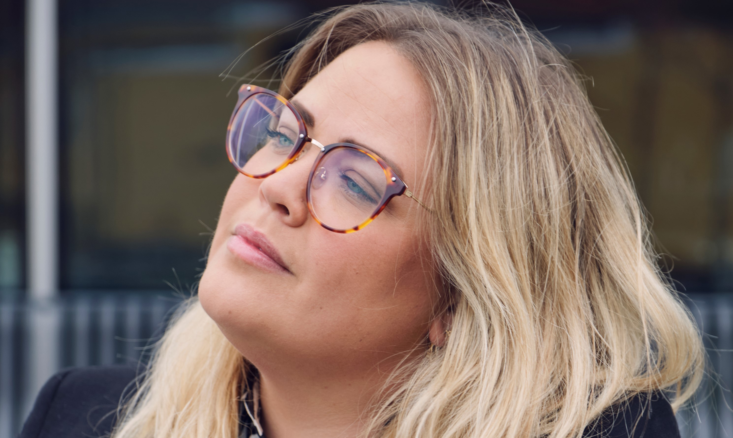 "Ifølge mor- og farmafiaen er det værste, du kan gøre, at få et barn. Det var i hvert fald præcis sådan, det så ud i min indbakke," skriver podcastvært Sandie Westh. Sandie Westh om graviditet