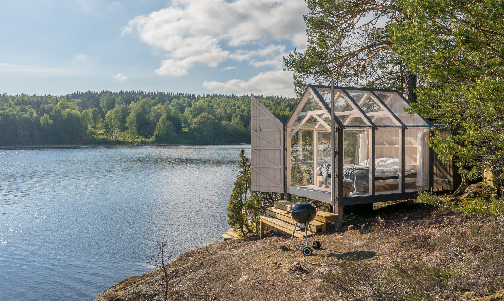 Sov i en glashytte hos Dalslands Aktiviteter, nyd nordlys bag panoramavinduer eller sejl rundt med en flydende husbåd! I den skandinaviske natur gemmer der sig mange flotte getaways. 72 Hour Cabin Dalslands Aktiviteter
