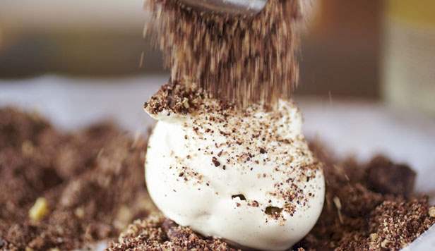 Is med kaffe og chokolade drys is opskrift med kaffe og chokolade drys