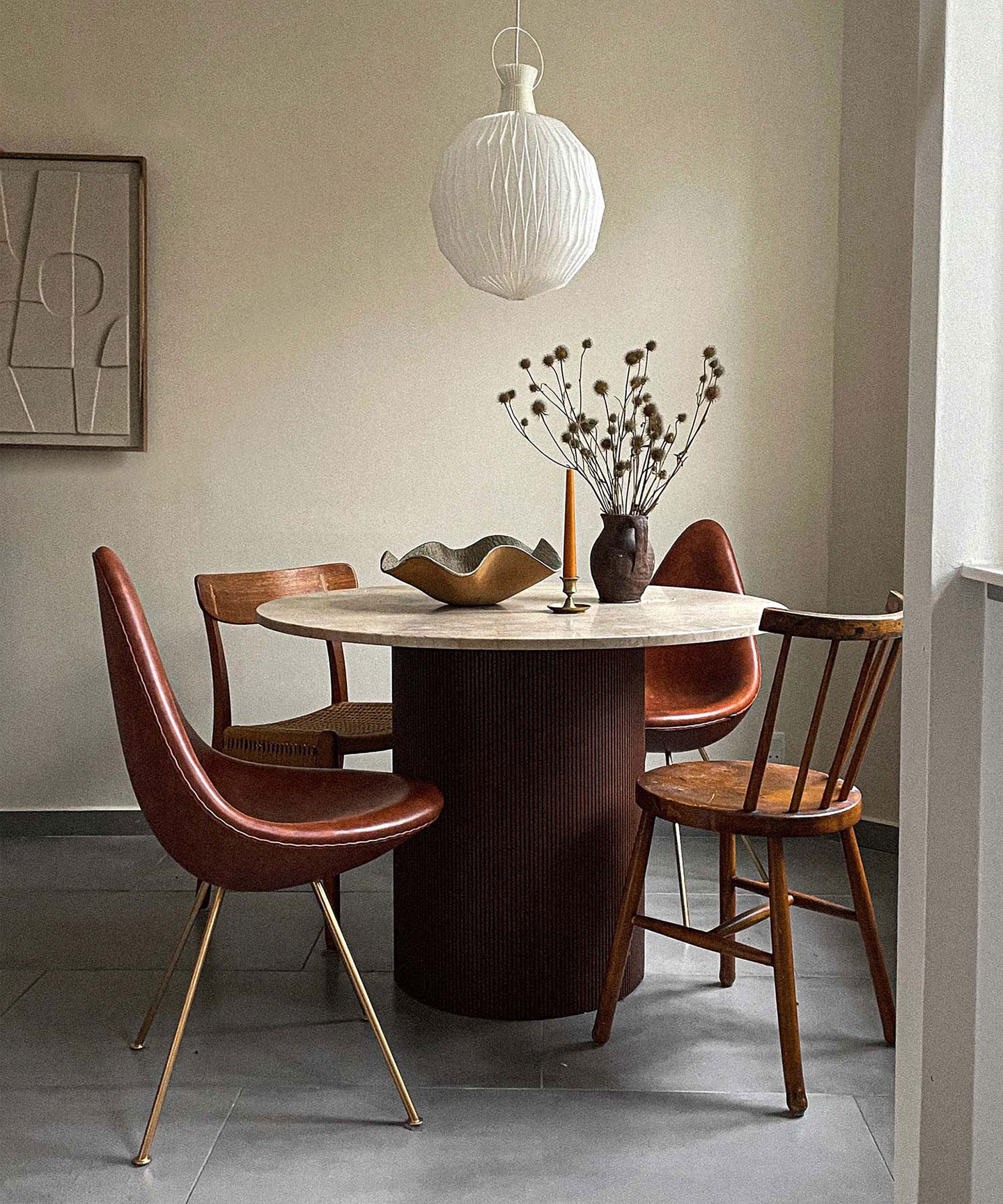 DIY+MENU spisebord, stole fra Arne Jacobsen og Hans J. Wegner, lampe fra Le Klint. Krukke, stol og skål er vintagefund. Billedet er fra Atelier Plateau.