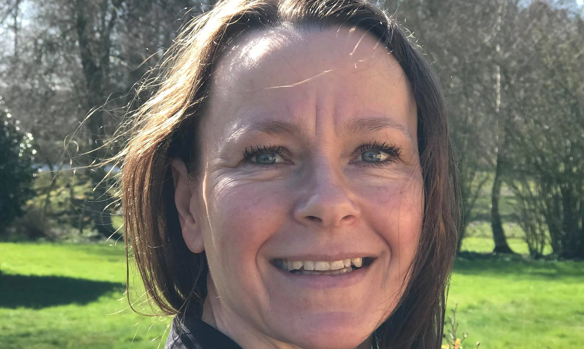 "Hvorfor lever vi ikke bare det liv, vi vil elske at leve? Hvor svært kan det være?" Sådan spørger coach Tau Rebecca Mikkelsen, der dagligt rådgiver mennesker i at leve deres drømmeliv. Tau Rebecca Mikkelsen