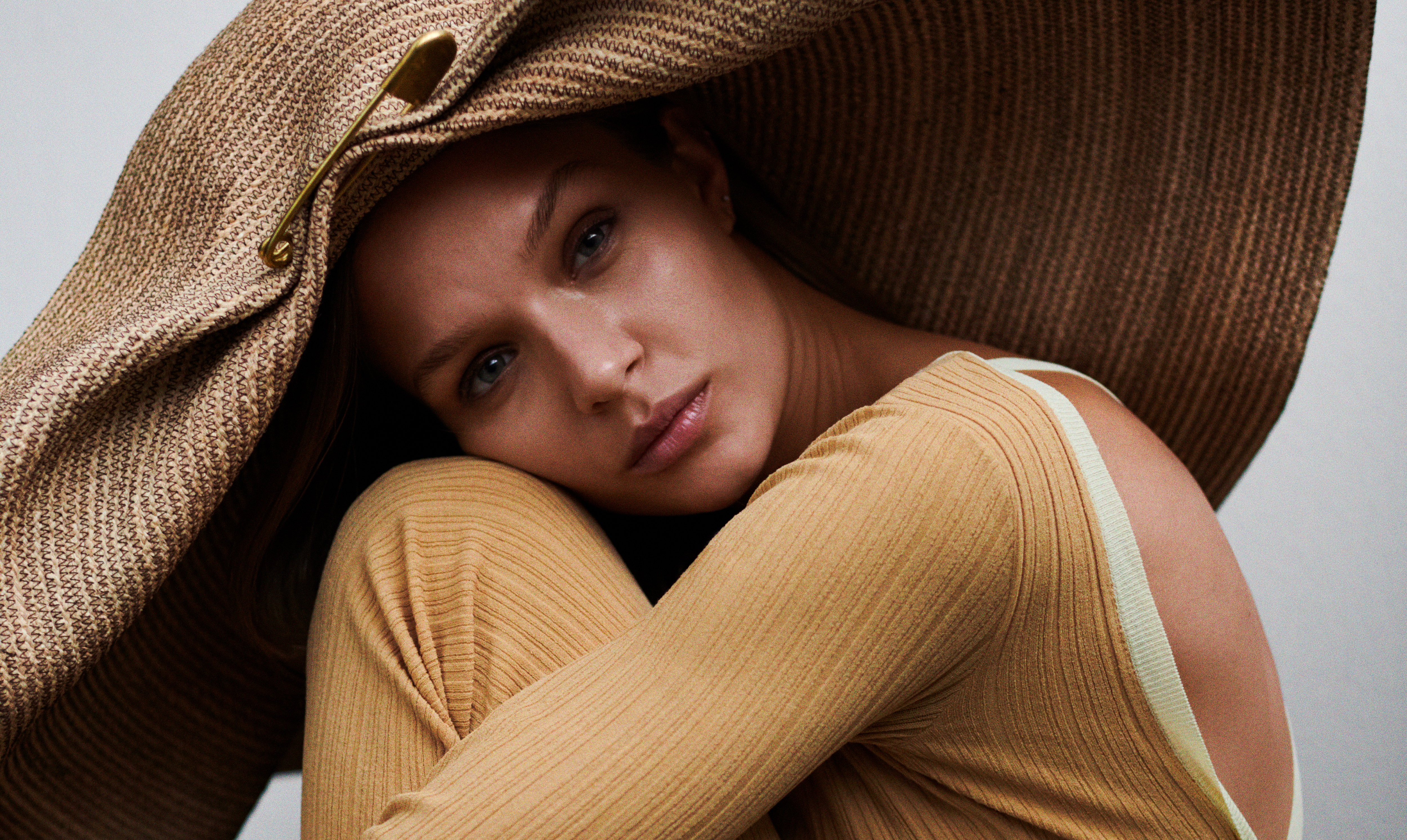 Kjole fra BAUM UND PFERDGARTEN, 1.599 kr., bukser fra BAUM UND PFERDGARTEN, 1.299 kr. og hat fra LOLA HATS hos Mytheresa.com, 4.520 kr. Josephine Skriver