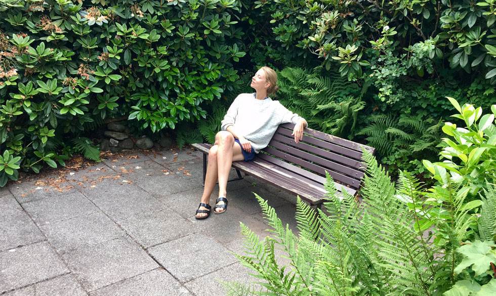 Marie Lodberg er tilfreds med solen. Ikke med fliserne på terrassen. De bliver skiftet ud i løbet af sommeren Marie Lodberg
