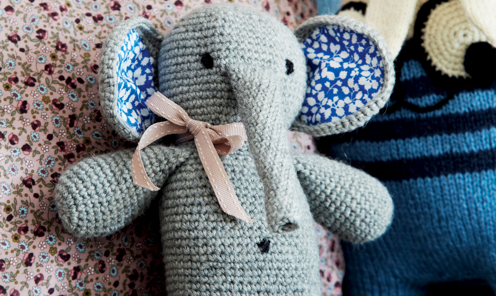 De søde forede ører er syet på samme måde, som når du syr patchwork over pap – en teknik, der er god at kende til mange forskellige formål. Hækl selv: Skøn elefant fra Hendes Verden