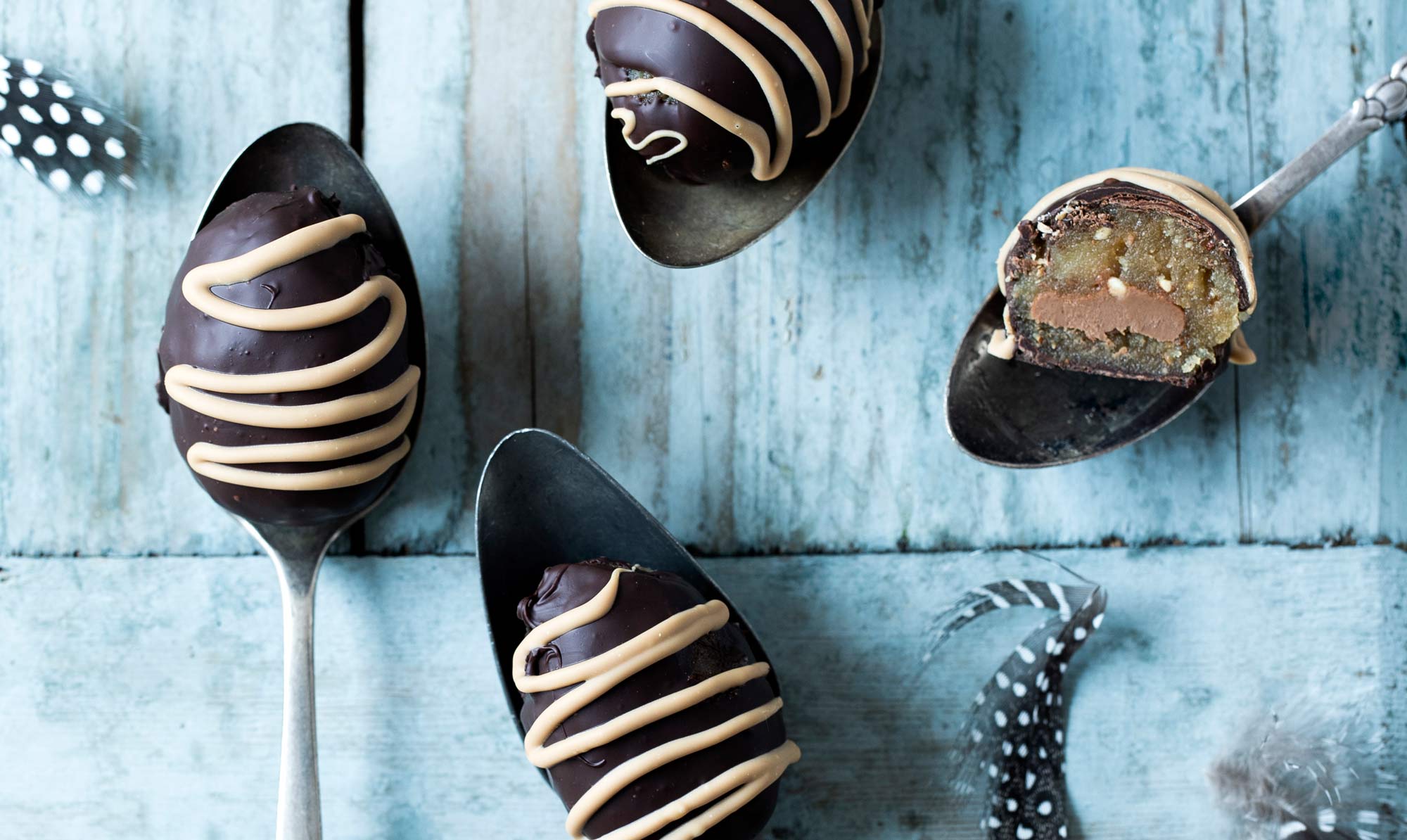 Søde påskelækkerier. Påskeæg med brændte mandler, blød nougat og karamelchokolade
