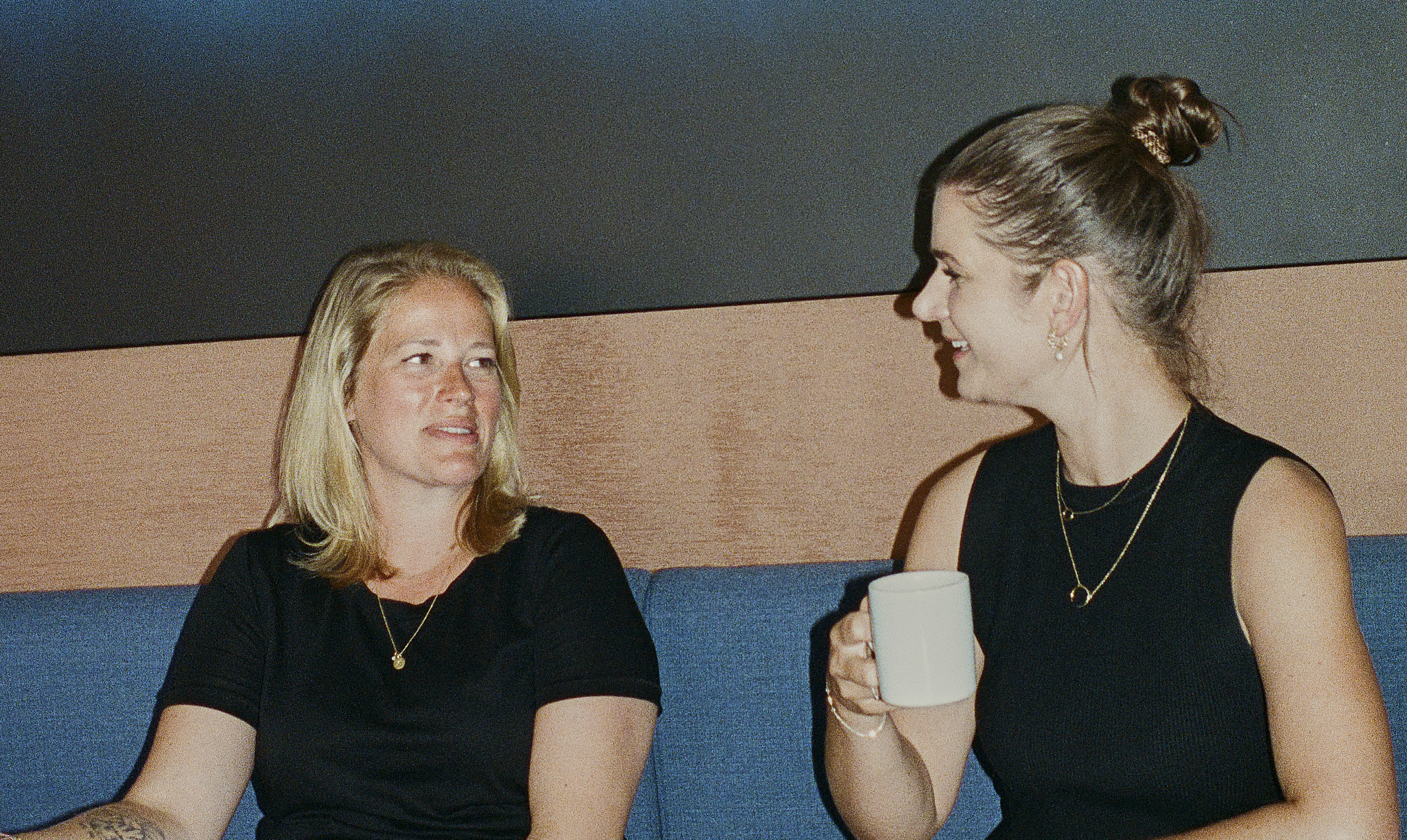 Kamilla Seidler (tv.) og kollega Mette Strarup snakker garanteret om sauce. Kokken Kamilla Seidler
