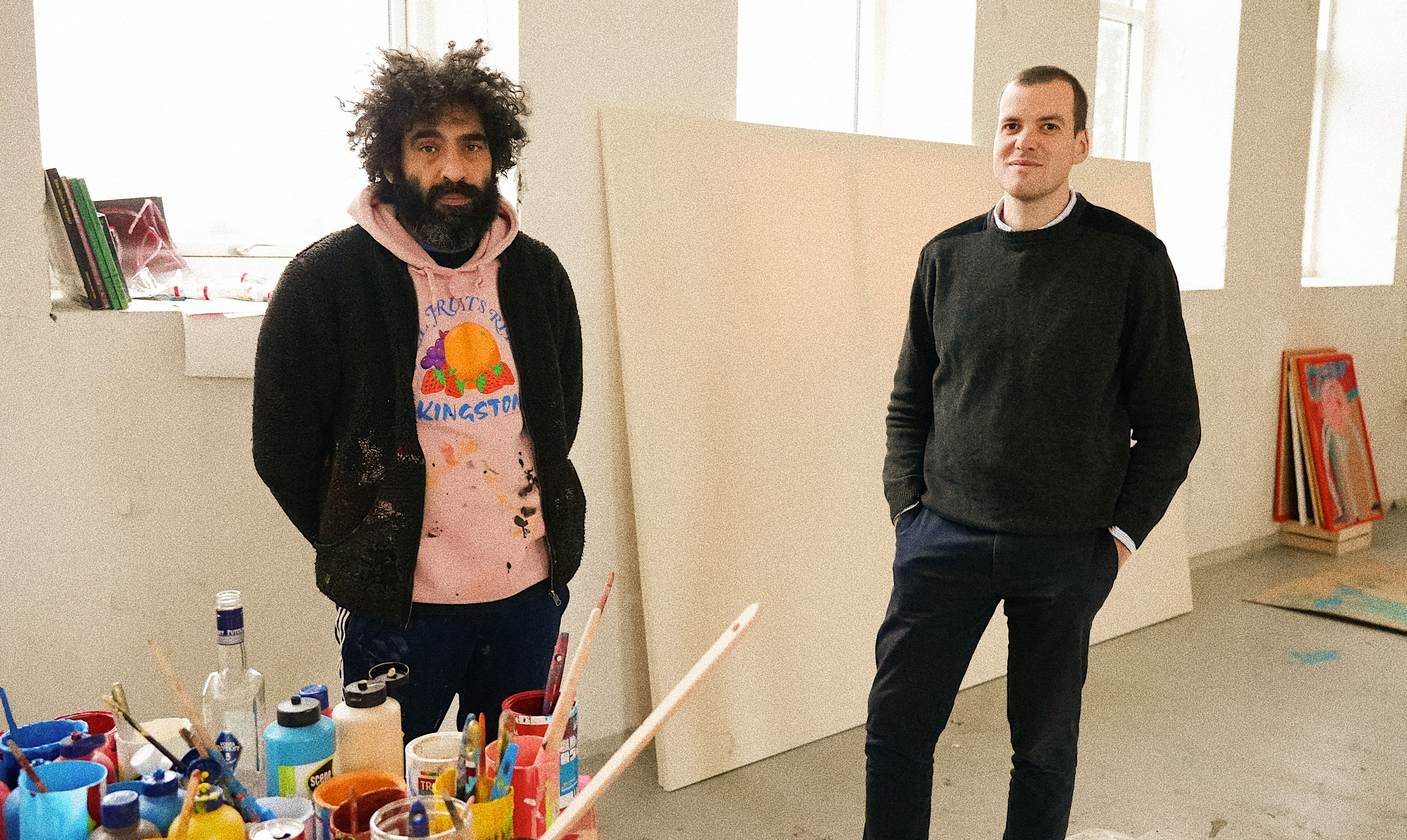 Euromans chefredaktør Kristoffer Dahy Ernst (t.h.) besøger kunstner Farshad Farzankia (t.v.) i hans atelier i Søborg. Nyt afsnit af Sidelæns: Med Farshad Farzankia