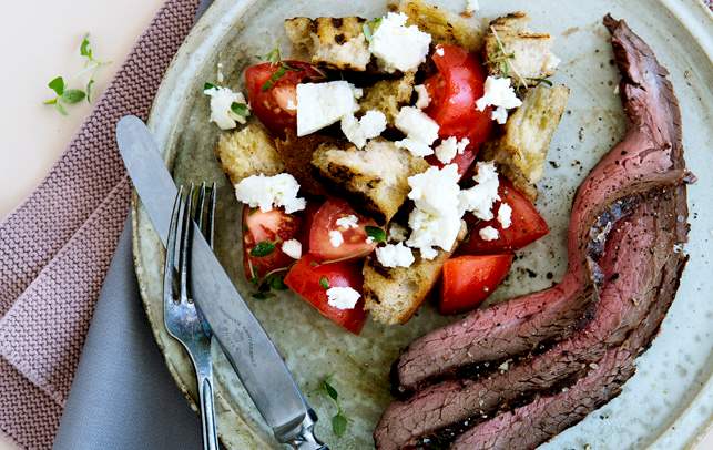 Flanksteak med tomatsalat med brød og feta. Flanksteak
