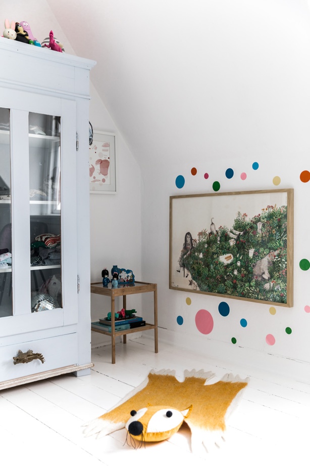 Vesters værelse er indrettet med samme glæde for farver og sjove fund som i resten af hjemmet. Det store gamle karlekammerskab er malet i en sart blå og bruges til at opbevare tøj.