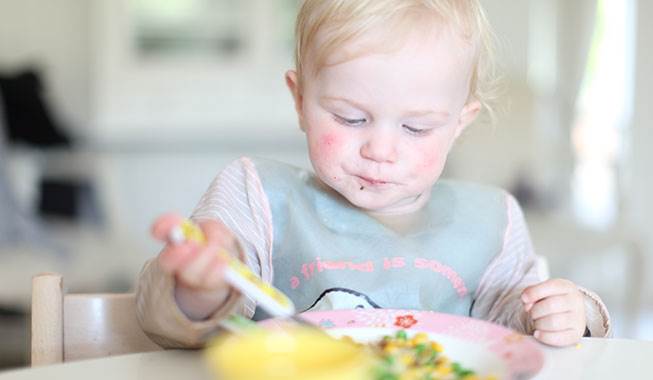 Gulerødder er alt for svære for de små gummer at findele, og de bør derfor ikke gives til børn under tre år, da de kan komme galt i halsen. Babymad galt i halsen