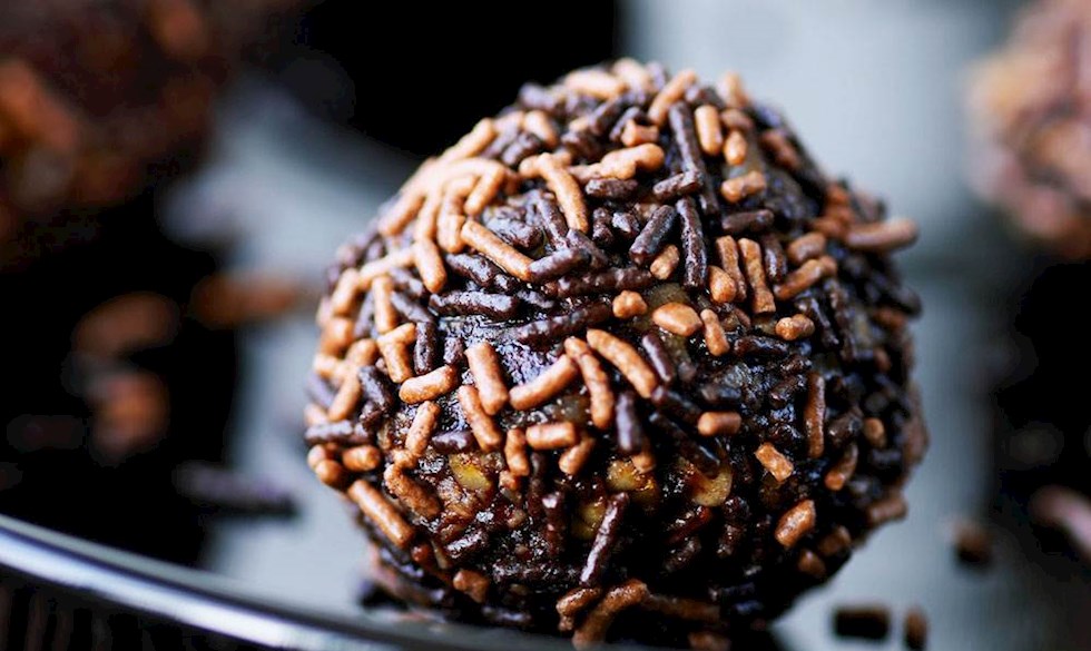 Havregrynskugler med hasselnødder og chokolade. Havregrynskugler med hasselnødder og chokolade