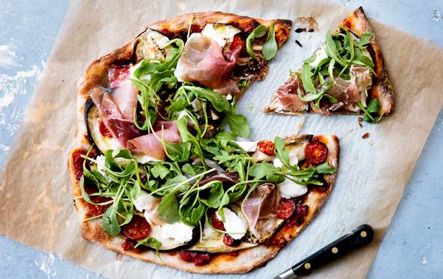 Pizza med parmaskinke, rucola, aubergine og gedeost Pizza med parmaskinke, rucola, aubergine og gedeost