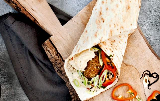 Fladbrød med hummus og tabouleh Opskrift på fladbrød med hummus og tabouleh