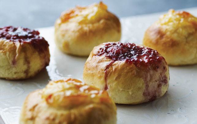 Skønne fastelavnsboller med fyld af marmelade. Opskrift på fastelavnsboller med marmelade