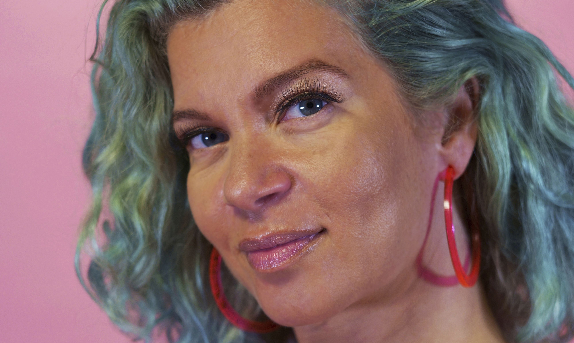 Sara Bro, 46 år, er radio-, tv- og podcastvært. Lige nu er hun aktuel i ”Sara & Monopolet” på P4 og i DR-podcasten ”Hjerteflimmer for voksne”. Hun er bosat i København og for nylig flyttet
sammen med sin forlovede, Lasse Lund. Hun har to børn fra et tidligere forhold. Radiovært Sara Bro kigger ind i kameraet foran en lyserød baggrund