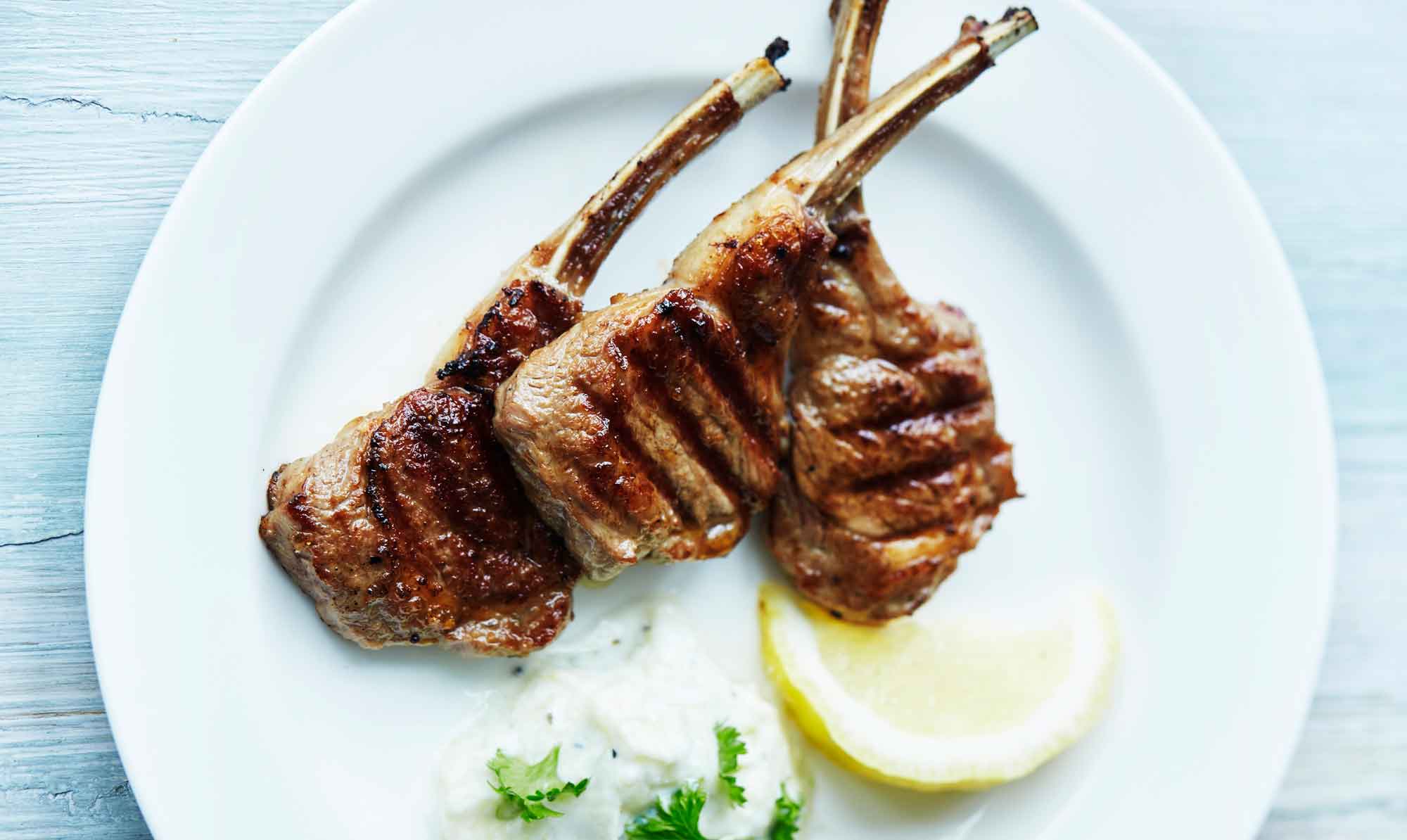 Lækre lammekoteletter med tzatziki til - her har vi lavet tzatzikien med squash i stedet for agurk... Grillede lammekoteletter med squash-tzatziki