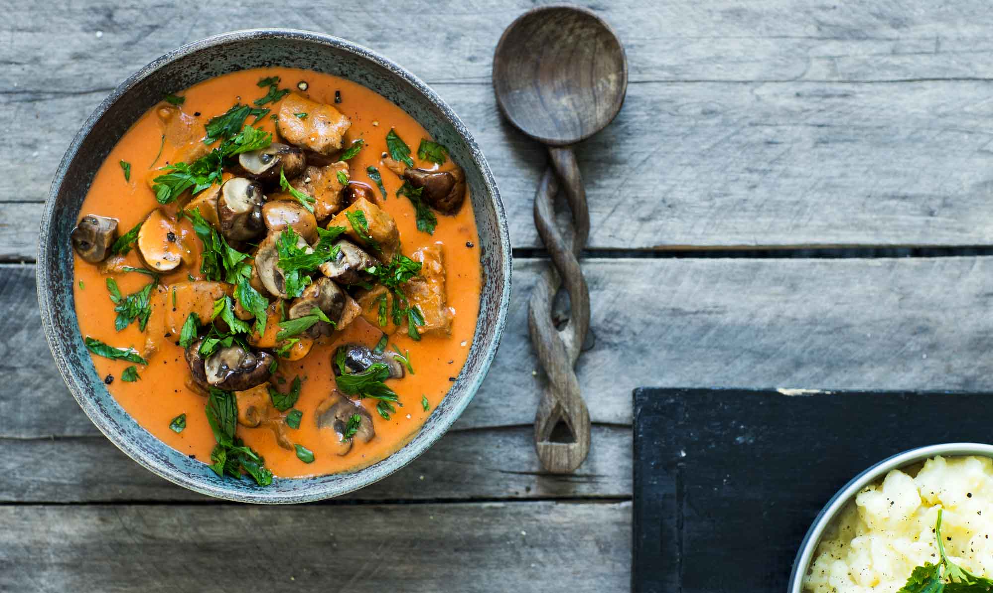 Skøn simremad med masser af smag. Selvfølgelig med kartoffelmos til! Skøn bøf stroganoff med chorizo og rodfrugtmos