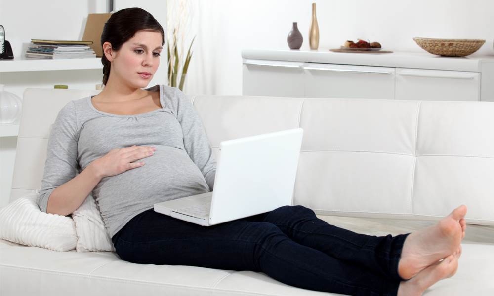Sikke meget man skal nå som gravid - ligge på sofaen, spise chokolade, sove middagslur, tjekke facebook... Gravid