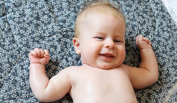 Dit barn vil elske at få babymassage af dig. Foto: Monica Bach Babymassage