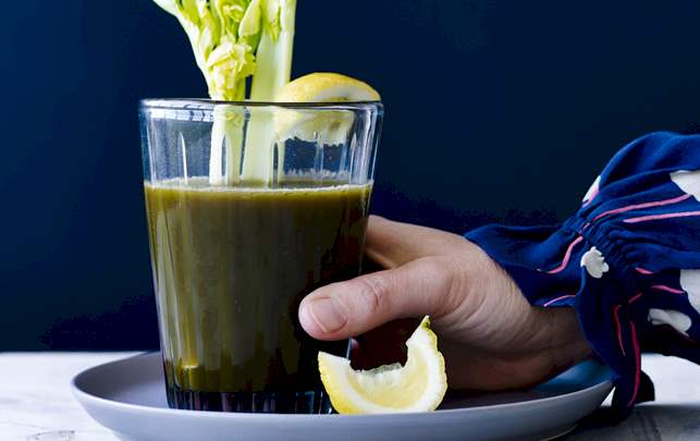 Sådan laver du sund juice med peberfugt, bladselleri og spinat Sådan laver du sund juice med peberfugt, bladselleri og spinat