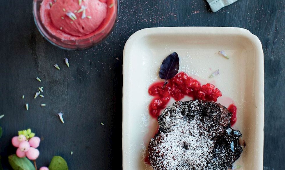 Hindbærsorbet i cava med Gateaux Moelleux au Chocolat og hindbærcoulis Hindbærsorbet i cava med Gateaux Moelleux au Chocolat og hindbærcoulis