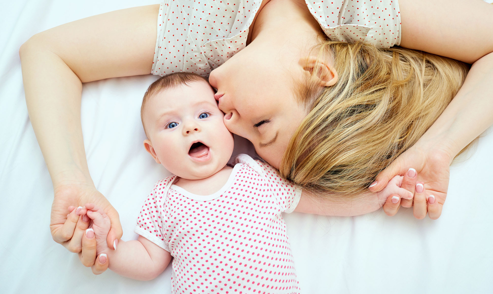 Det kan føles som en regulær invasion, når andre mennesker vil blande sig i dit samvær med baby. Det har en naturlig forklaring, og det er okay at vise mor-kløer. Nybagt mor: Vær stolt af din indre løvemor!
