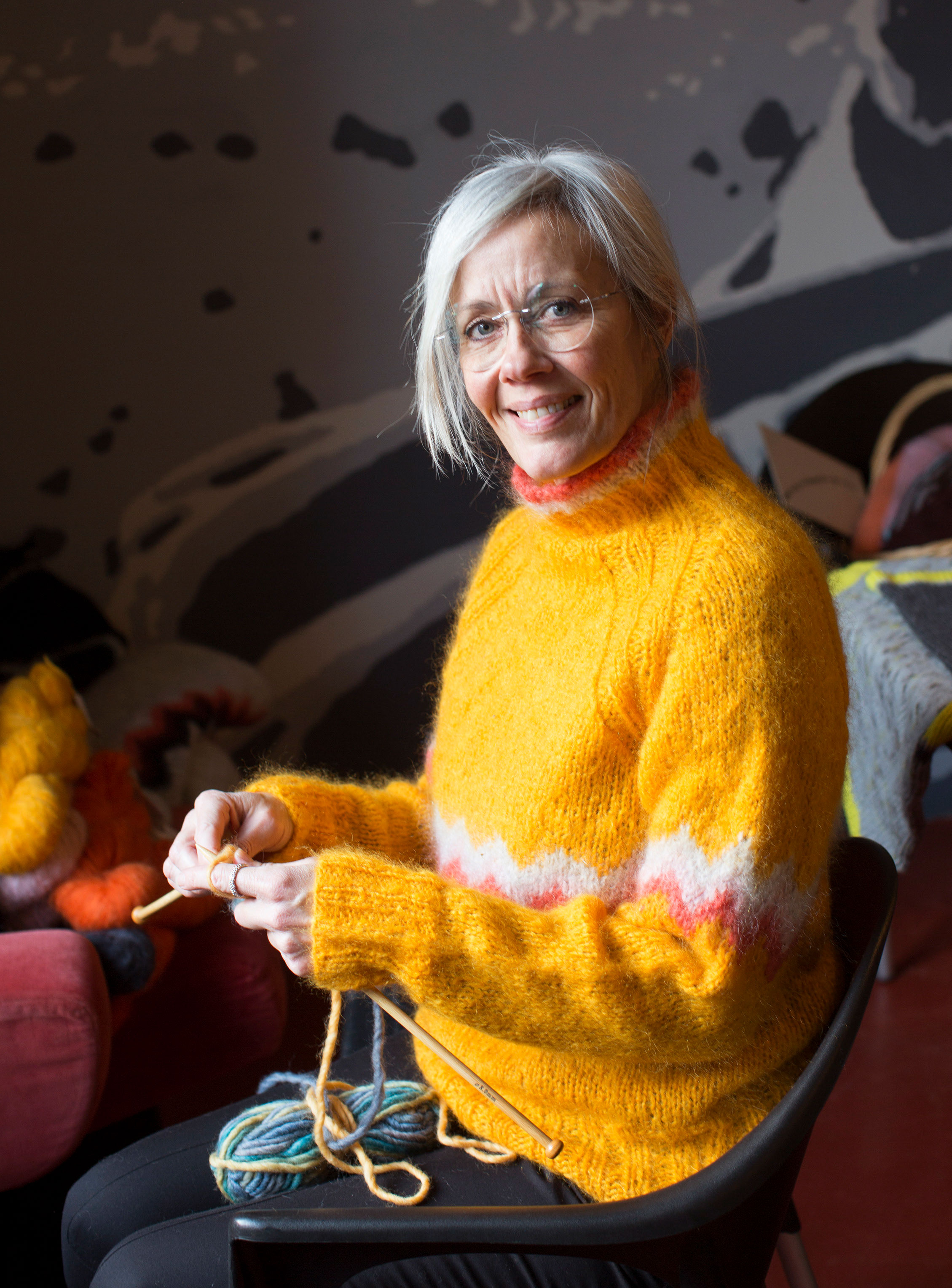 Trine Eger Nielsen med sit strikketøj.