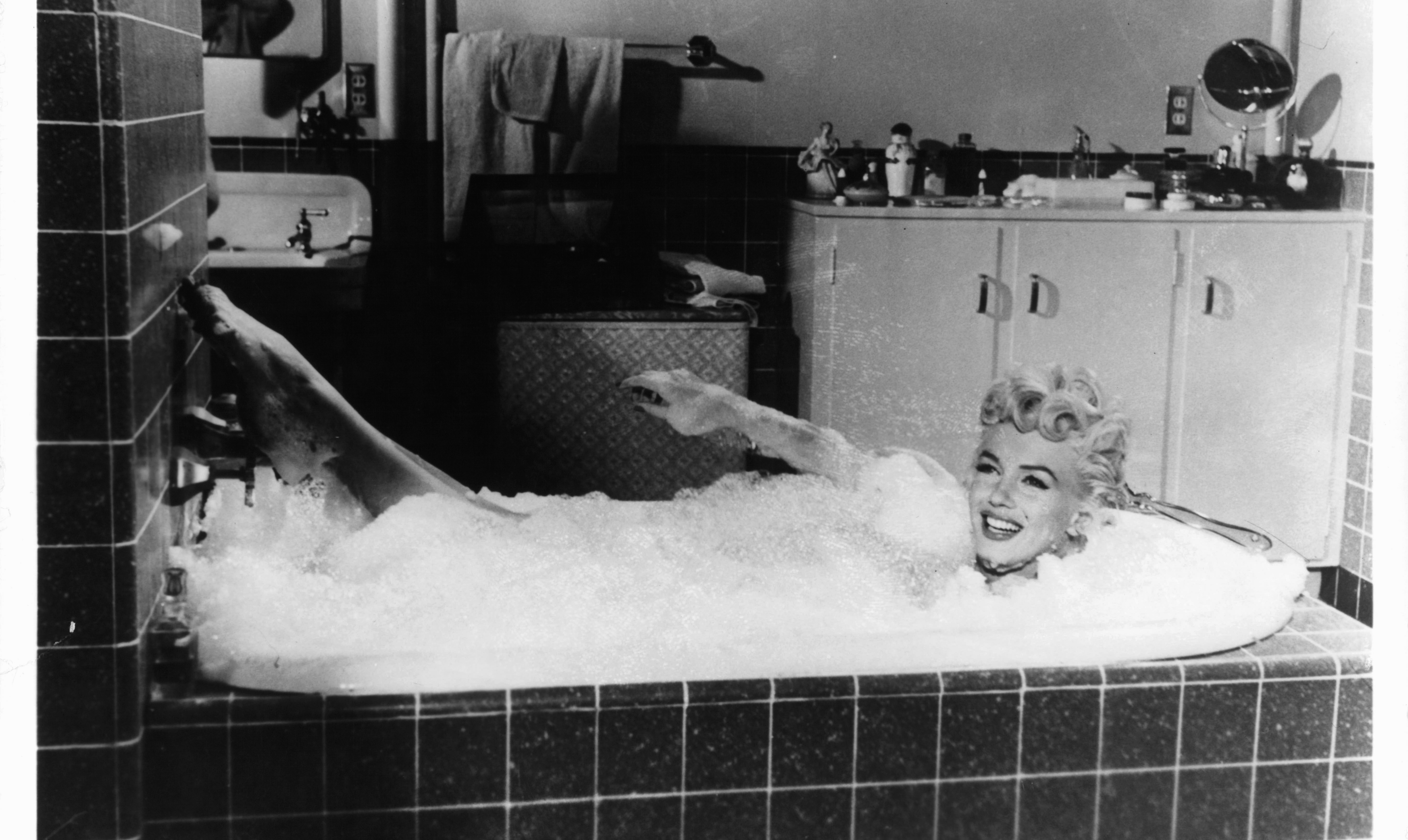 Et varmt bad gør underværker. Det ved Marilyn Monroe, som i filmen The Seven Year Itch fra 1955 lader sig opløse i badekarret. Marilyn Monroe i badekar