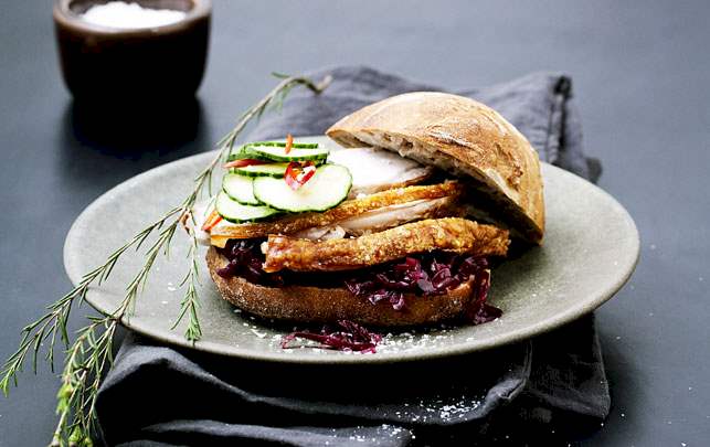 Flæskestegssandwich med rødkål og chilimarinerede agurker Flæskestegssandwich med rødkål og chilimarinerede agurker