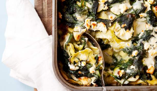 Grøn lasagne med pesto og spinat Grøntsagslasagne opskrift med pesto og spinat