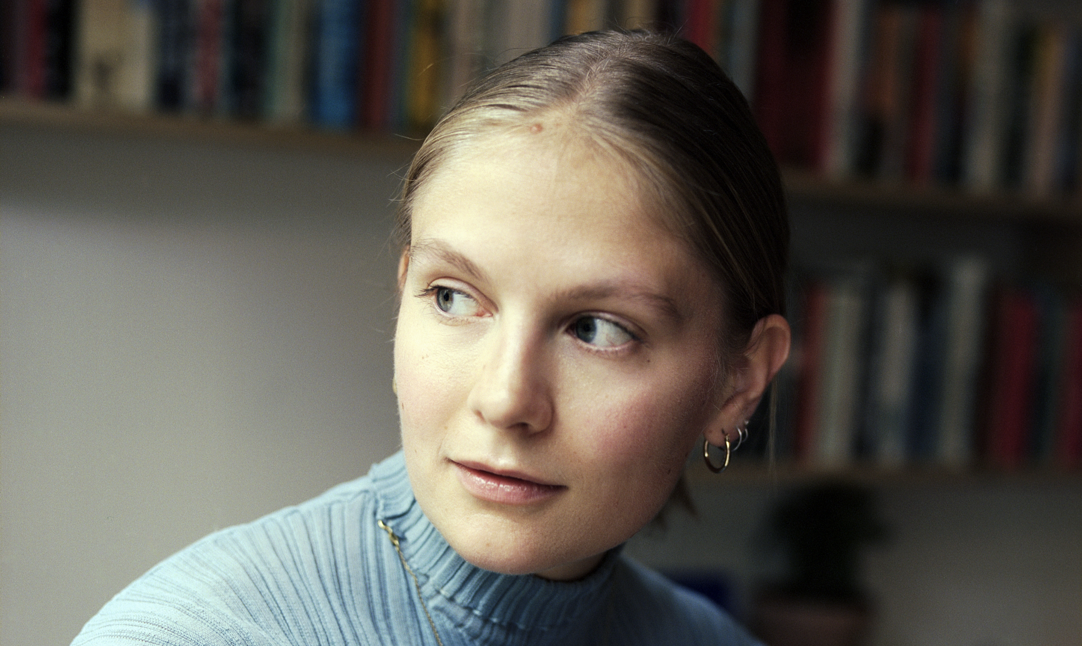 Debatmiljøet i Danmark er usundt, mener Emma Holten. Derfor sagde hun farvel og
tak til den offentlige gabestok i 2017. I dag har hun et mere anonymt job som kønsekspert hos Oxfam IBIS. Emma Holten