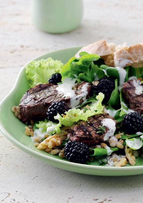 Salat med brombær og grillede vildtmedaljoner