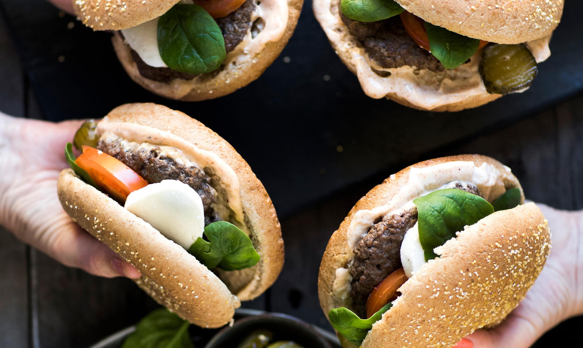 En lækker og frisk burger! Burger med frisk mozzarella, spinat og tomat