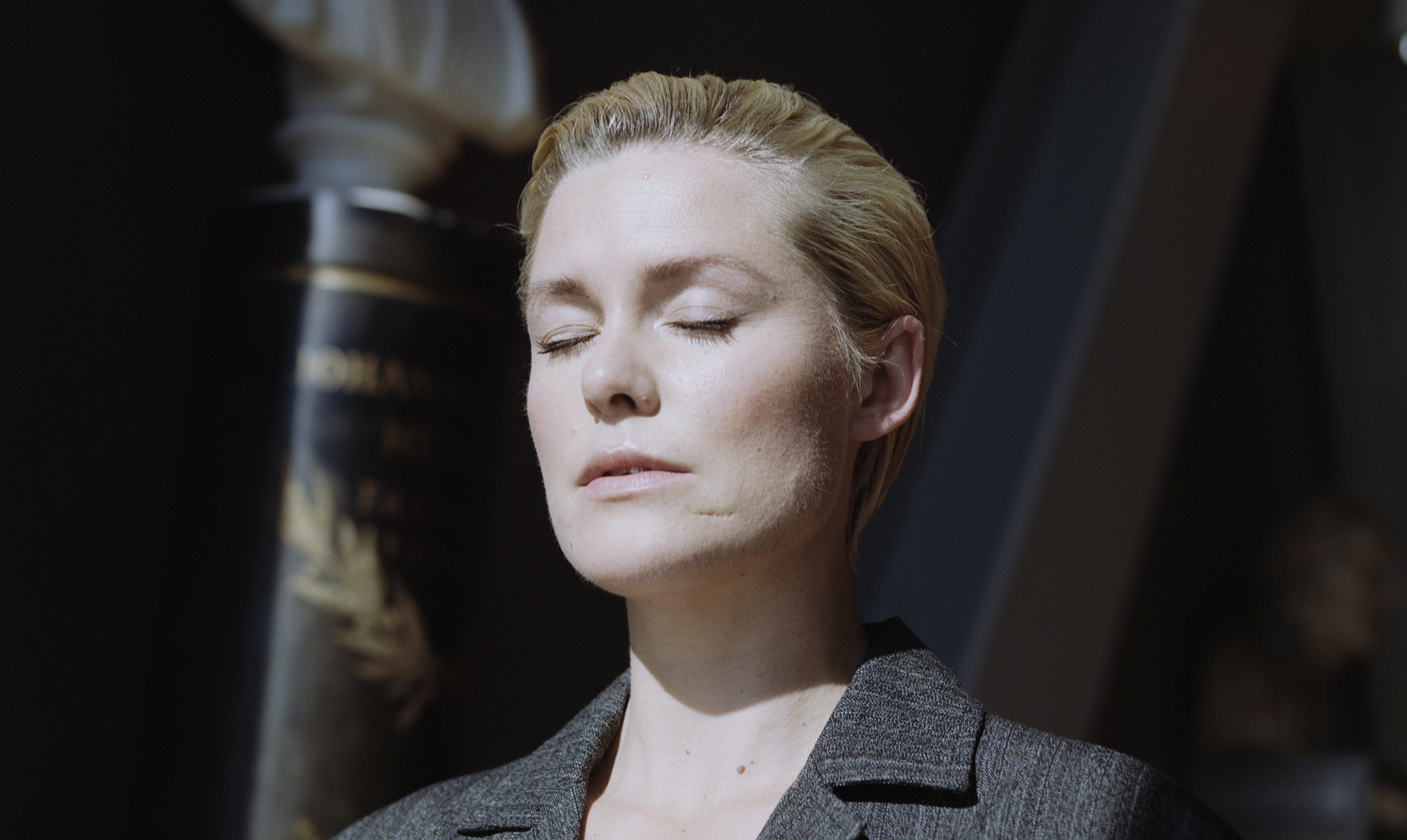 Styling: Søren Kolborg Sørensen. Hår og makeup: Julie Prødel/Sine Ginsborg. Tak for lån af location til Skuespilhuset, Det Kongelige Teater. Sofie Torp: " Forventer folk nu, at jeg vinder Bodil’er og Robert’er for alt, hvad jeg rører ved?"