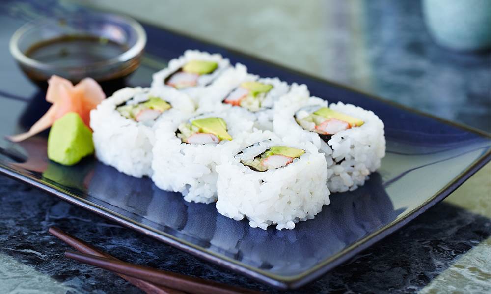 Den populære California Roll blev oprindeligt opfundet af en japansk kok i Vancouver i Canada. Sushi California Roll